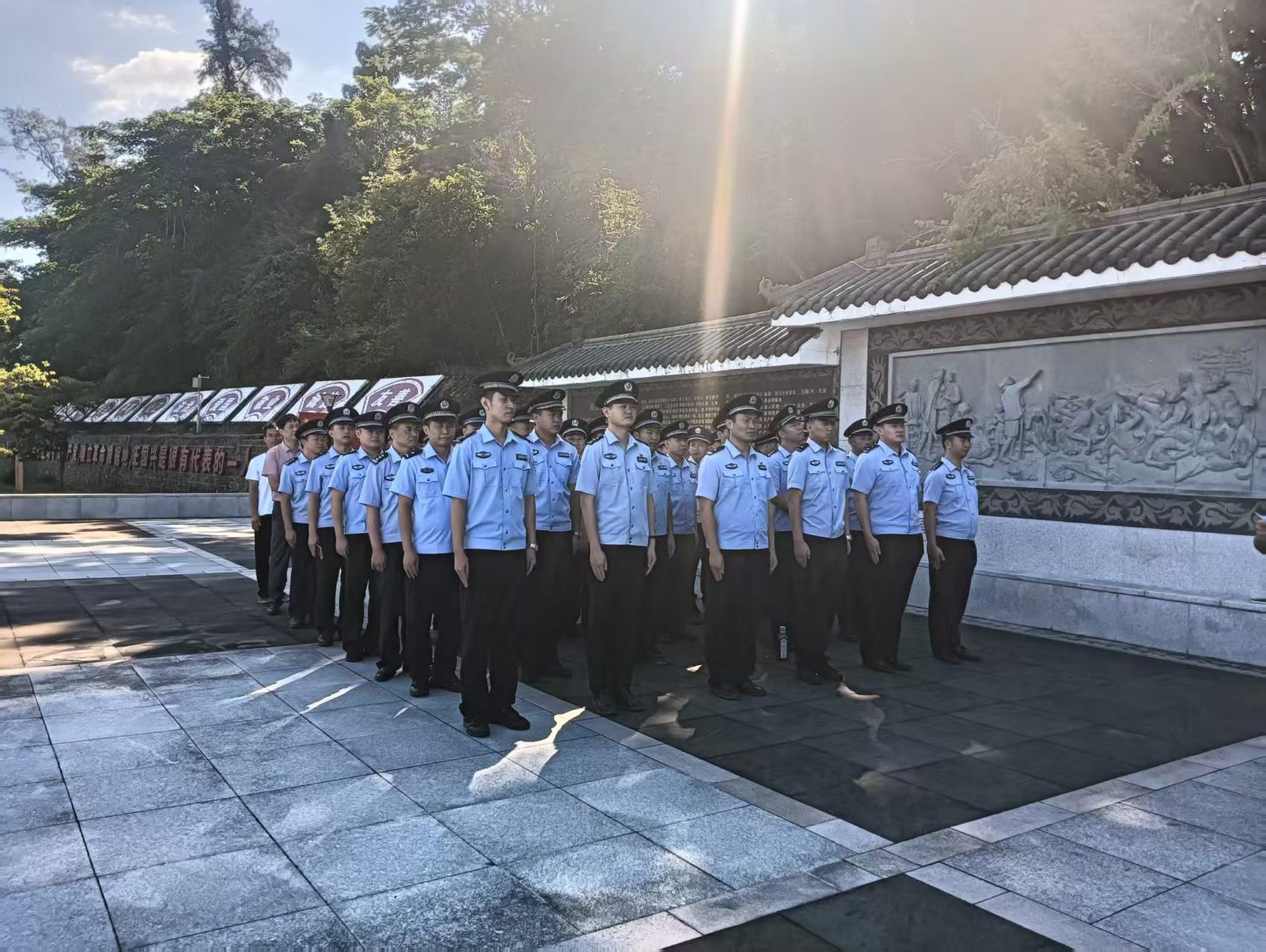 党员队伍在纪念雕塑墙前举行仪式