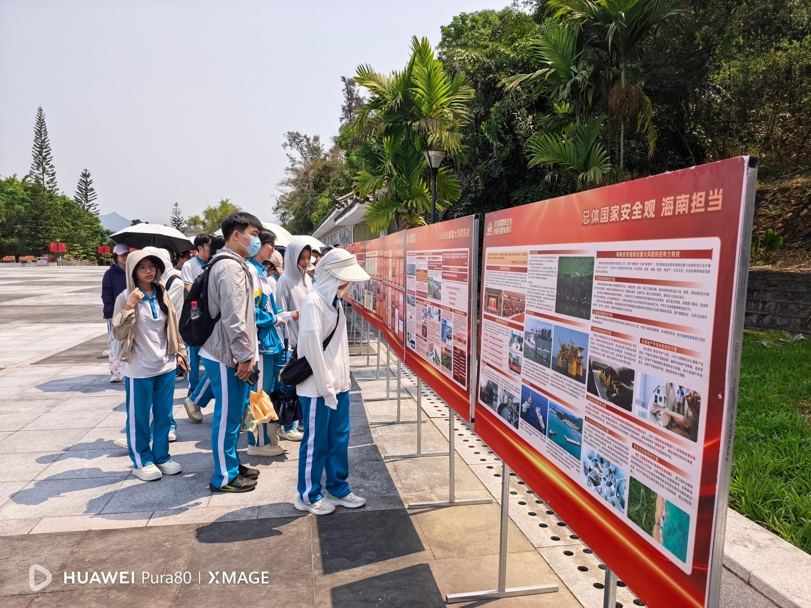 中小学生参观国家安全教育展板
